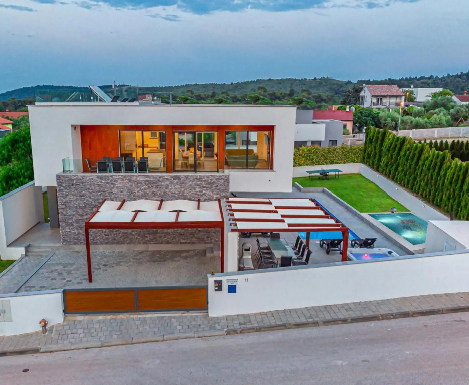 Leon's Holiday Homes Villa 3