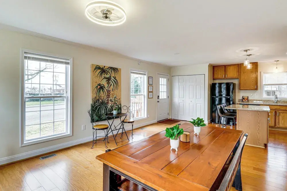Walk to Dtwn & Campus! Spacious Hampton Home