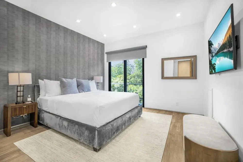 Louise Modern - Luxury Smart Estate in Encino w/ Pool, Gym & Spa