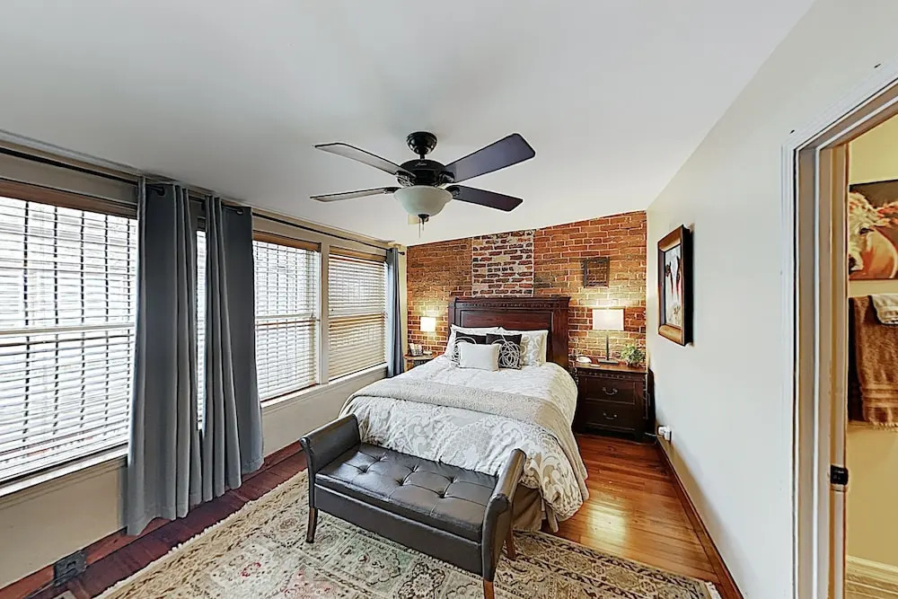 Remodeled All-suite Downtown Loft W/ Balcony 2 Bedroom Condo