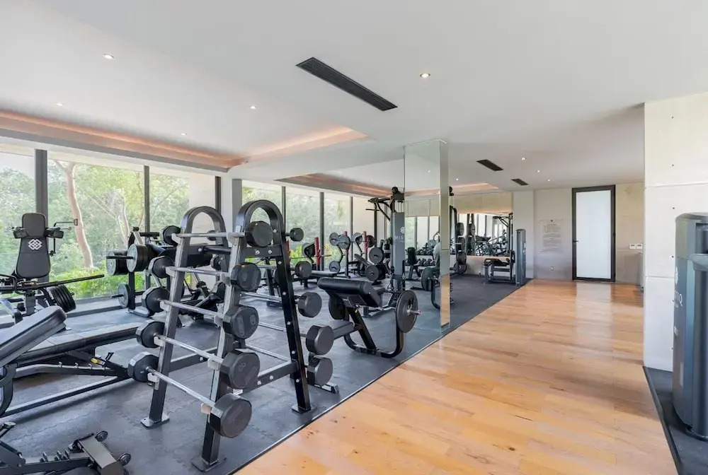 Luxurious Studio Best Ameneties GYM Stunning Pools Shuttle Service Wifi