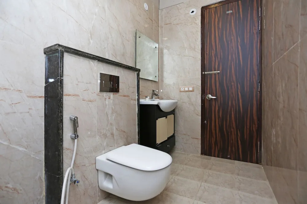 OYO 15566 Hotel Rosewood Inn