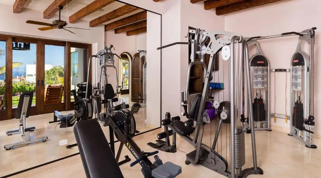 Ultra Luxury Villa with Premium Linens, Gym, Immense Pool, & 5 min Taxi to Downtown