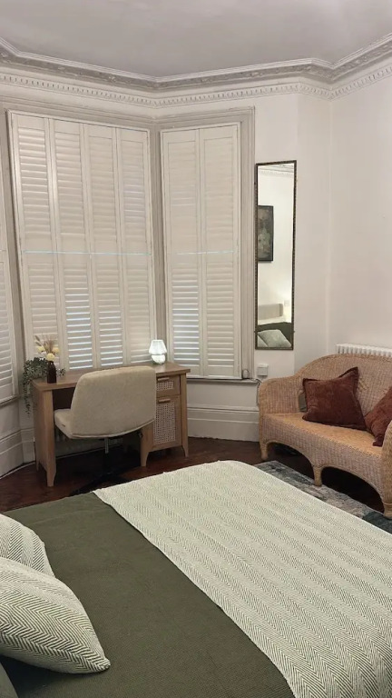 Cosy West Kensington Apartment - 3 Min to Tube