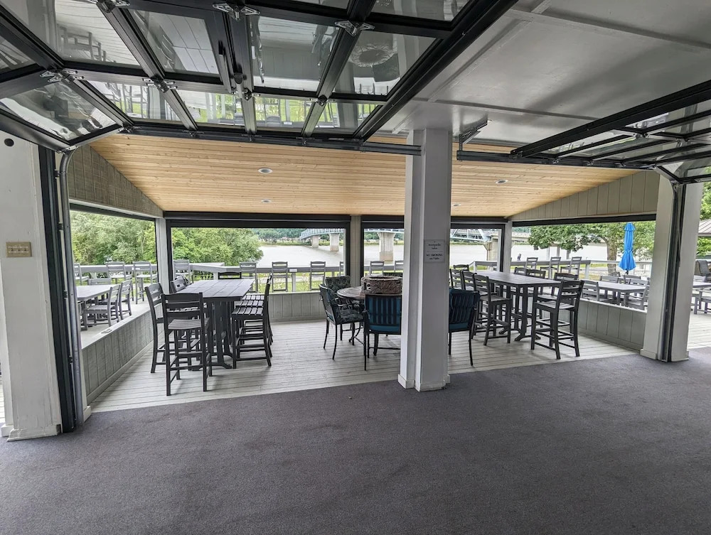 Riverboat Inn & Suites