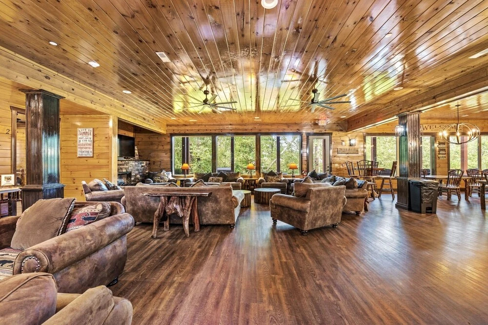 The Big Oak Lodge 16 Bedroom Home by Redawning