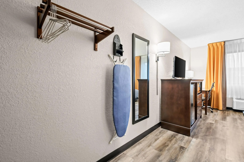 Super 8 by Wyndham Alexandria MN
