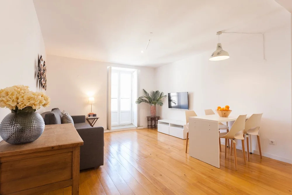 Moniz Blue One-Bedroom Apartment - by LU Holidays