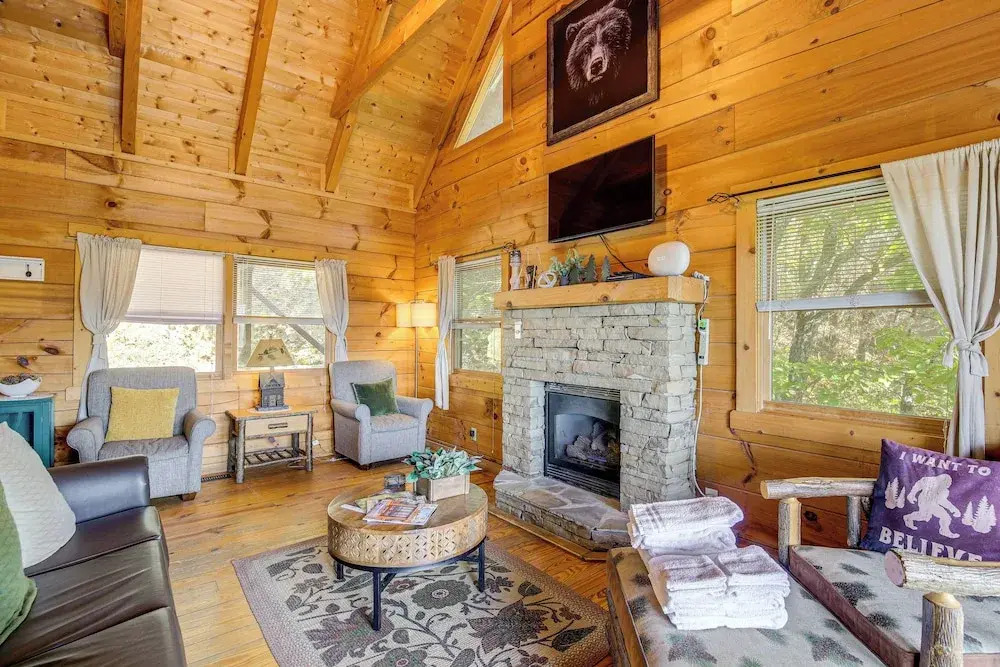 Mountain-view Deck Oasis: Cabin Near Attractions