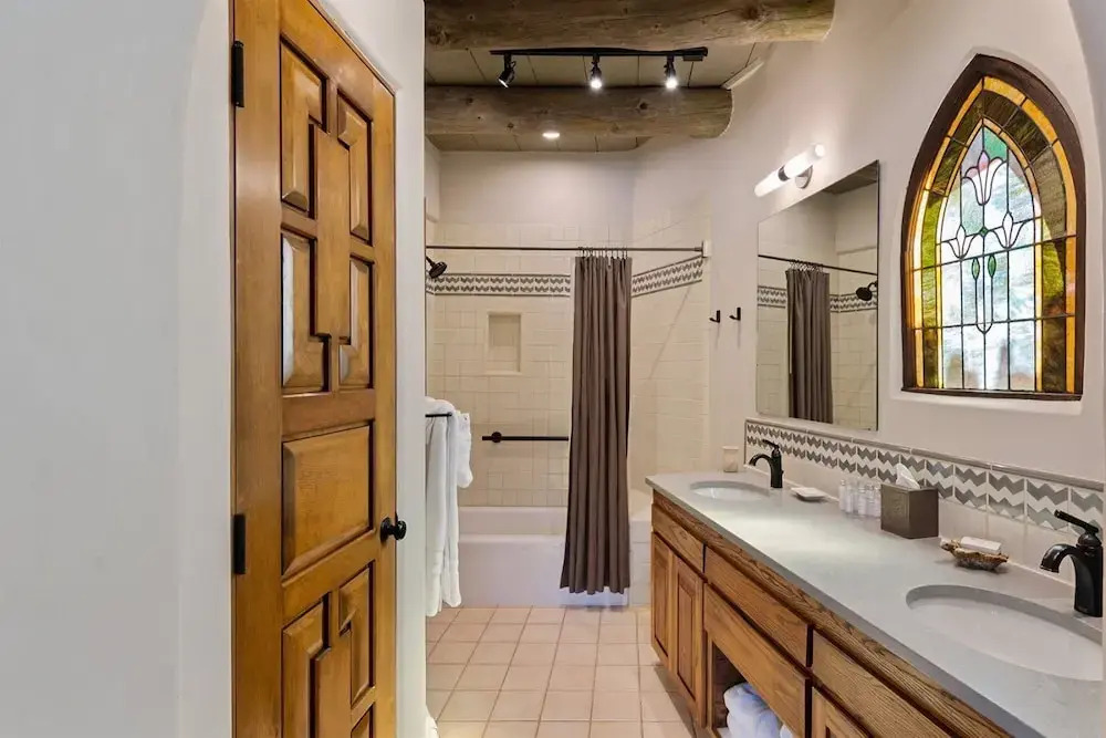 Garcia St. Adobe - Historic District, Close to Canyon Road, Three Master Bedrooms, Great Outdoor Space