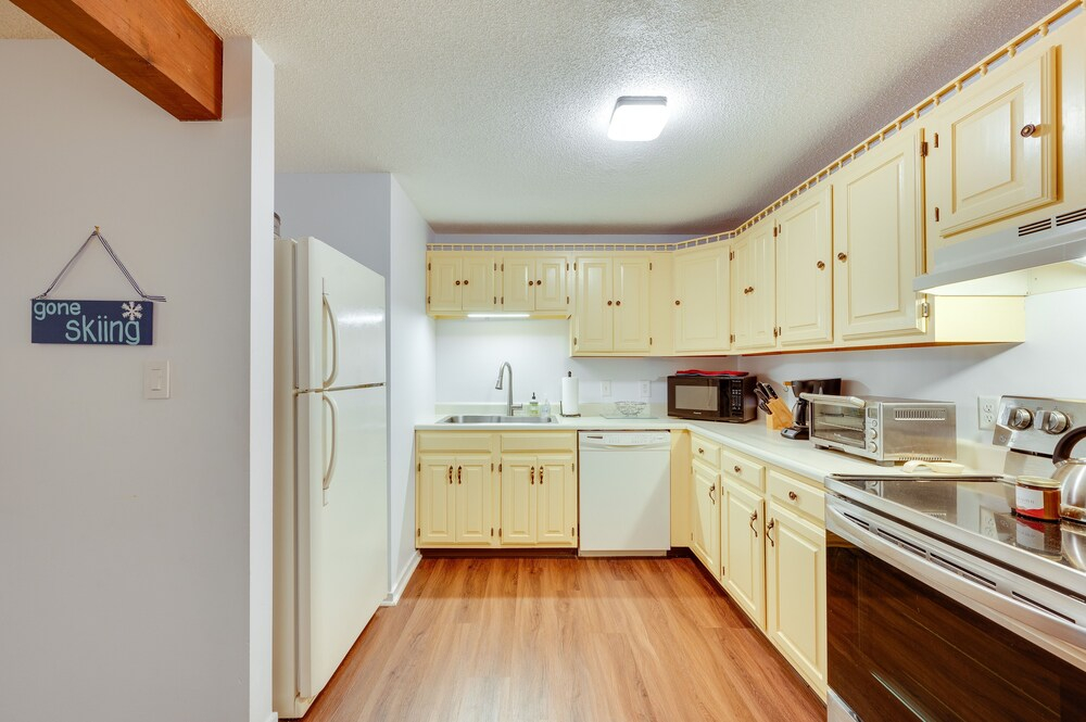 Inviting Bartlett Condo: 1 Mi to Attitash Mountain