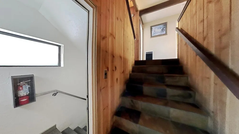 Beautifully Remodeled Condo Close Hot Tubs, Sauna, Skiing, Car Charging! by RedAwning