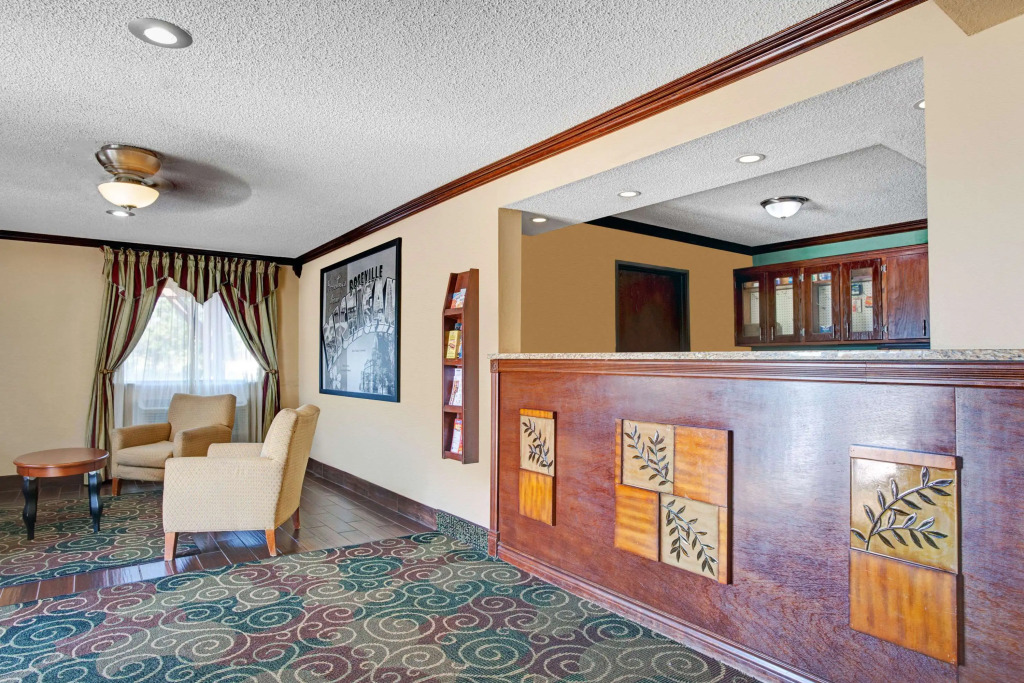 Super 8 by Wyndham Roseville/Detroit Area