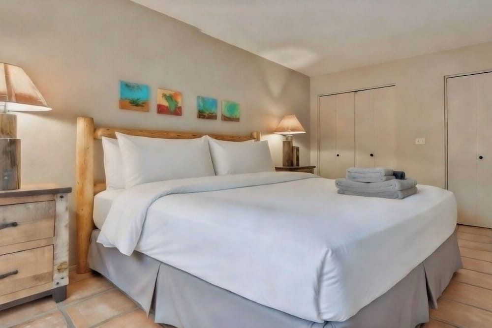 Peaceful Cave Creek Retreat: Walk to Town & Trails
