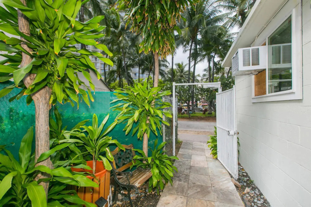 Hawaiian Ebbtide Condos