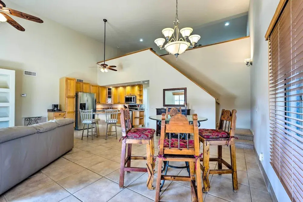 Pool & Putting Green: Group Getaway in Glendale