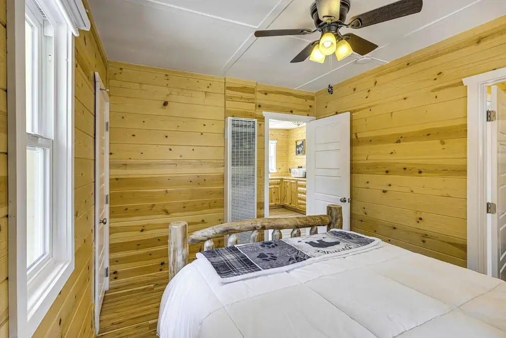 Walk to Water: Cozy Cabin in Green Valley Lake!