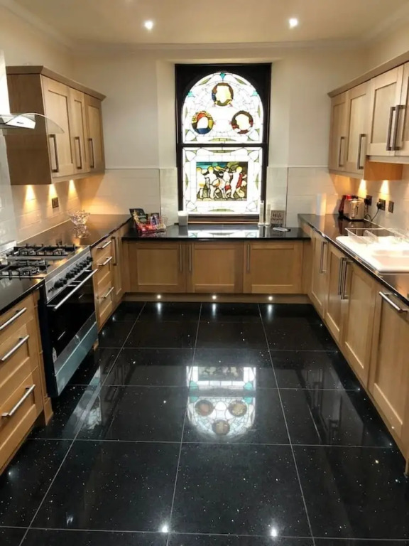 Beautiful 4-Bed Villa in Glasgow