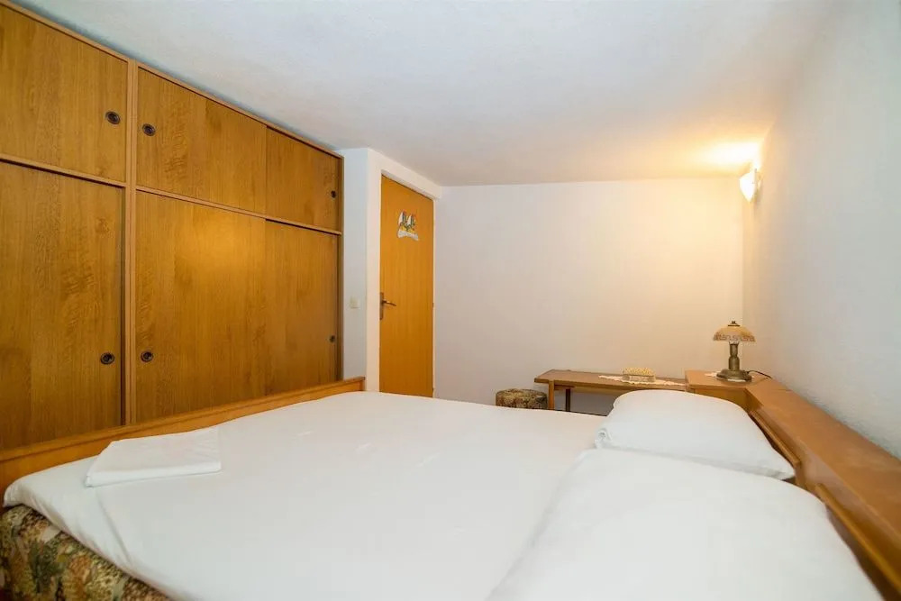 Apartment and Rooms Ruza