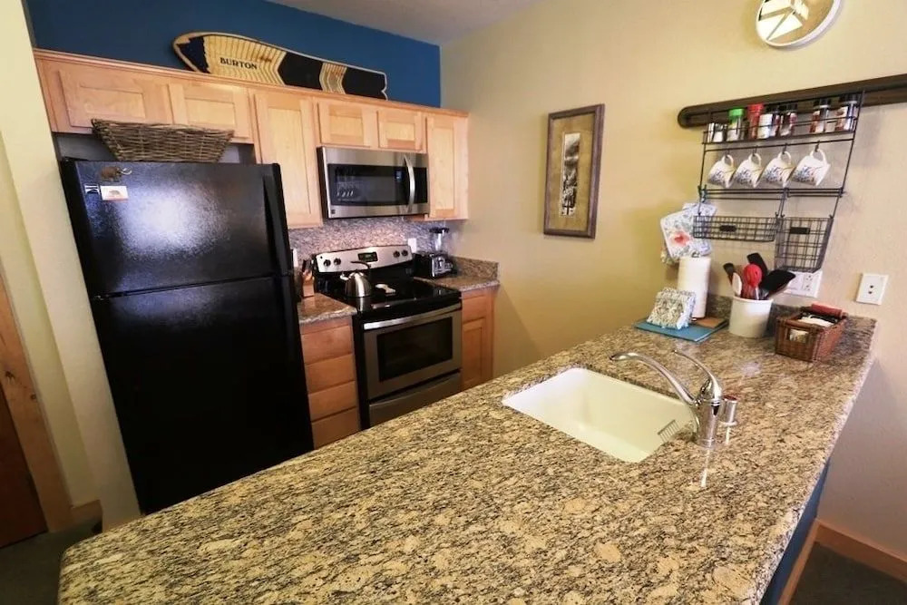 Sunstone 127 Modern Condo At Sunstone Lodge with Great Complex Amenities near Ski-In Ski-Out by RedAwning