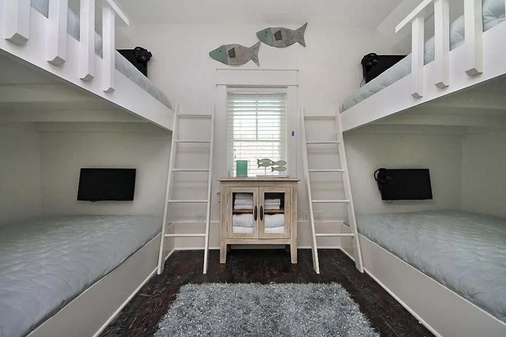 DRIFTWOOD 5 Bedroom Holiday Home by Five Star Properties