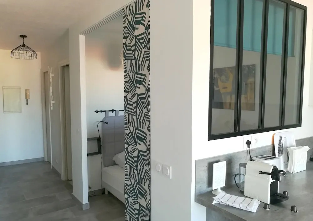 2P Vieil Antibes balcon sur la Marina
