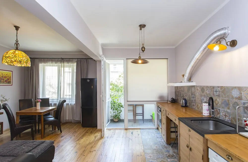 Colorful 2bdr Apartment in the City Center