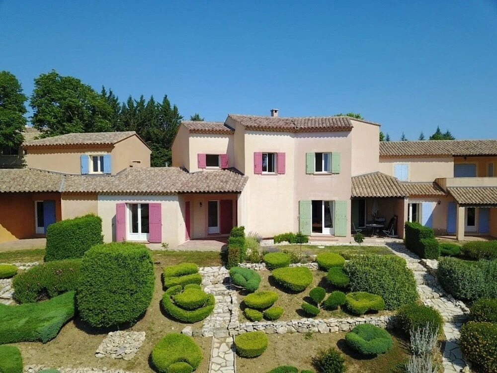 Semi-detached villa with dishwasher, close to the village