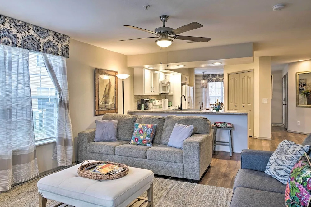 Lakefront Branson Condo w/ Porch & Dock Access