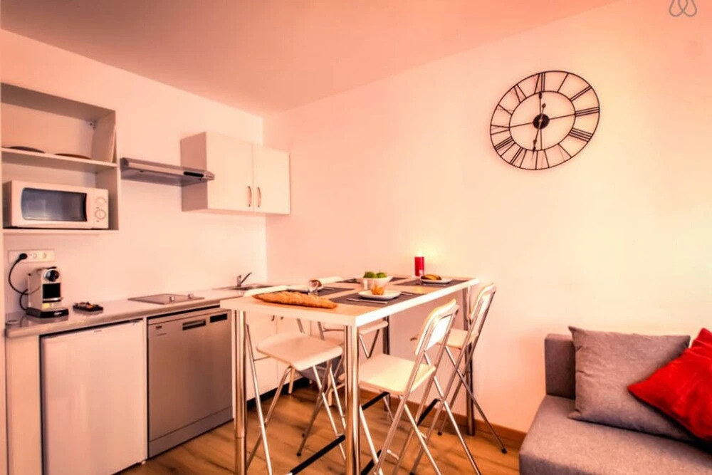 Nice 2 Rooms in European District