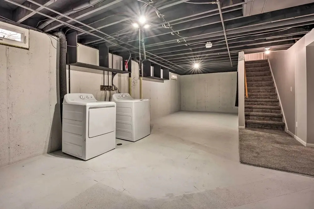 Homey Duplex - 10 Mi to Downtown Grand Rapids!