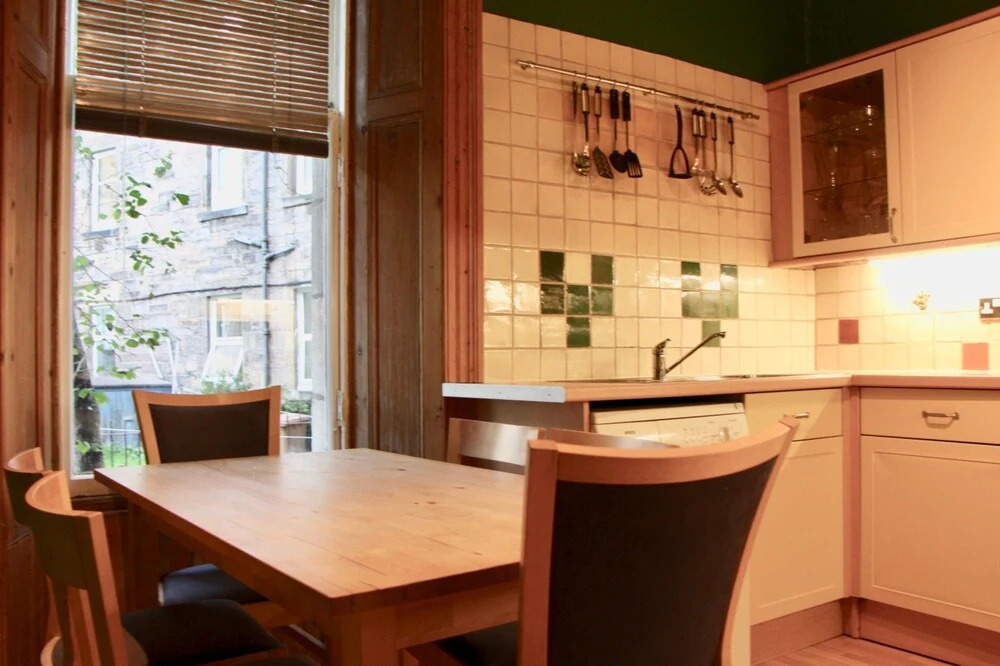 Traditional 2 Bedroom Apartment in Edinburgh