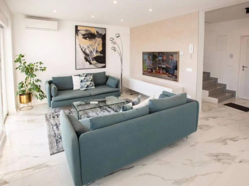 House KARLITA