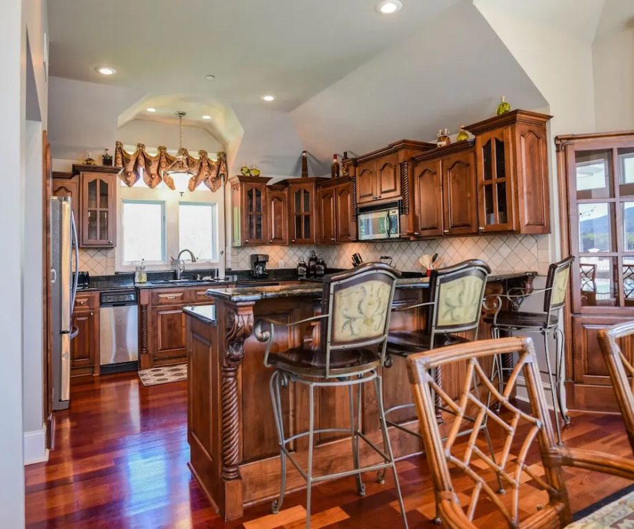 Large Home On Private Peninsula With Hot Tub + Sauna! 4 Bedroom Home