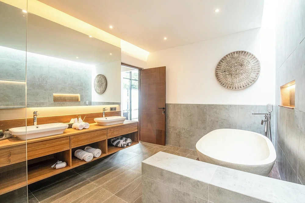 Elegant 6BR Canggu Villa Steps From the Ocean