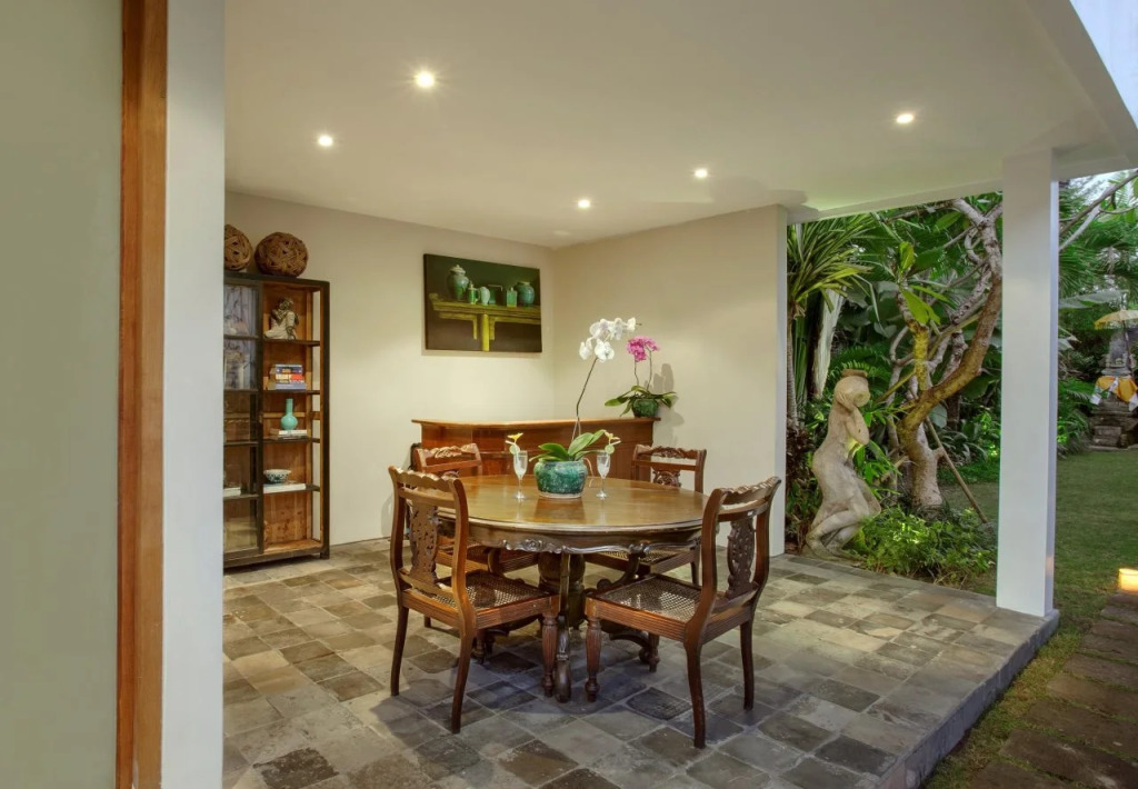 Room & Vespa 3 - Relaxing Stay Center Seminyak