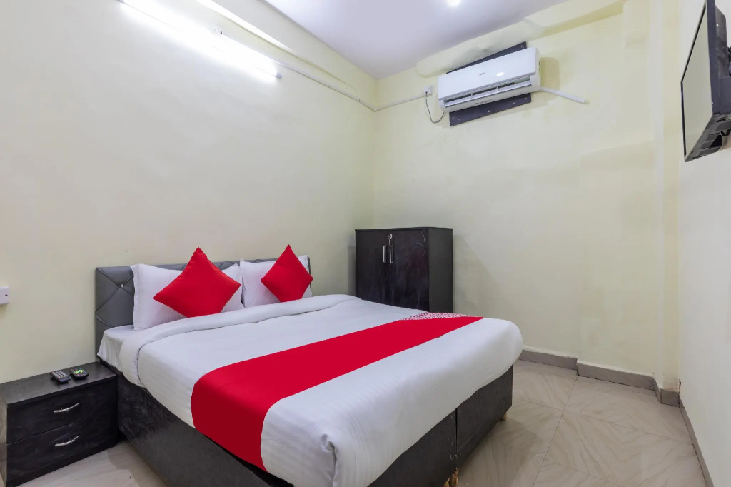OYO 44037 Shree Palace