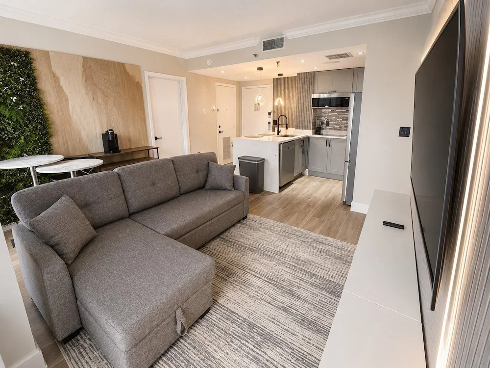 Modern 2BR Suite at Enclave 5min Universal
