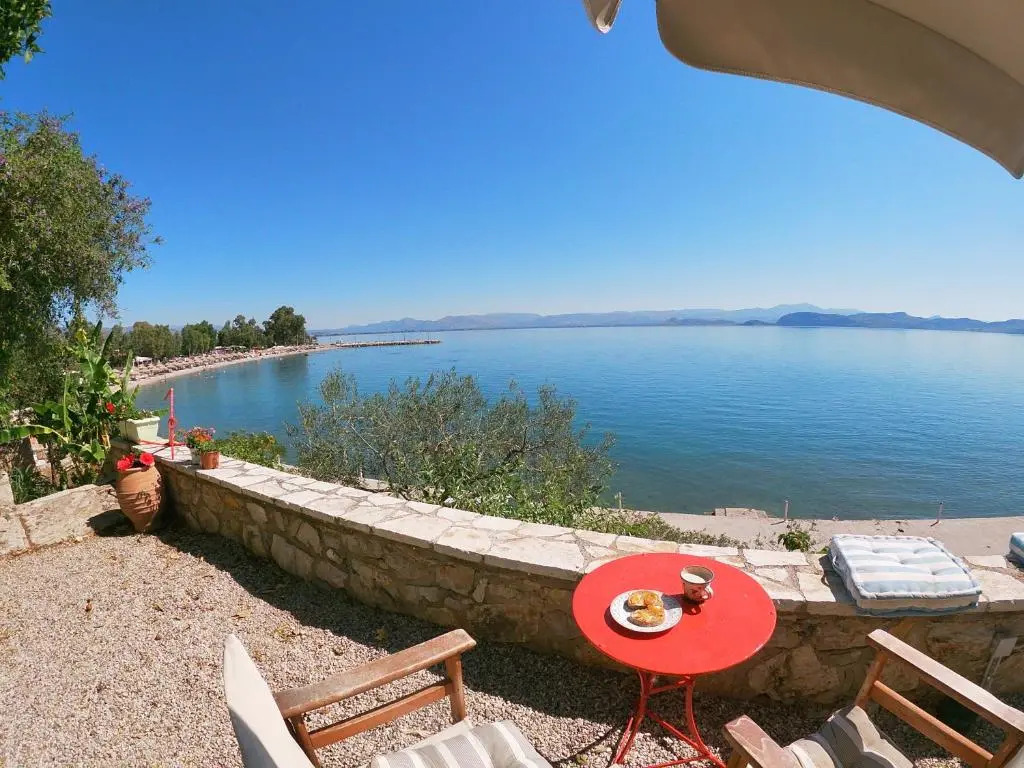 KIVERI 1876 traditional seafront cottage