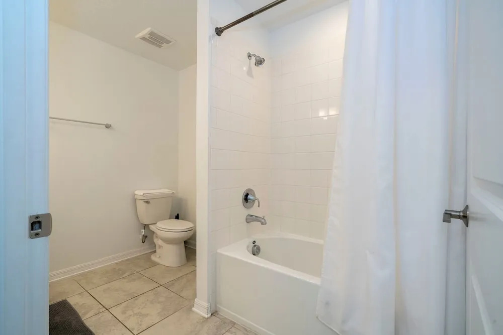 Stylish 2-br Apt Sleeps 7 Near Disney Magic