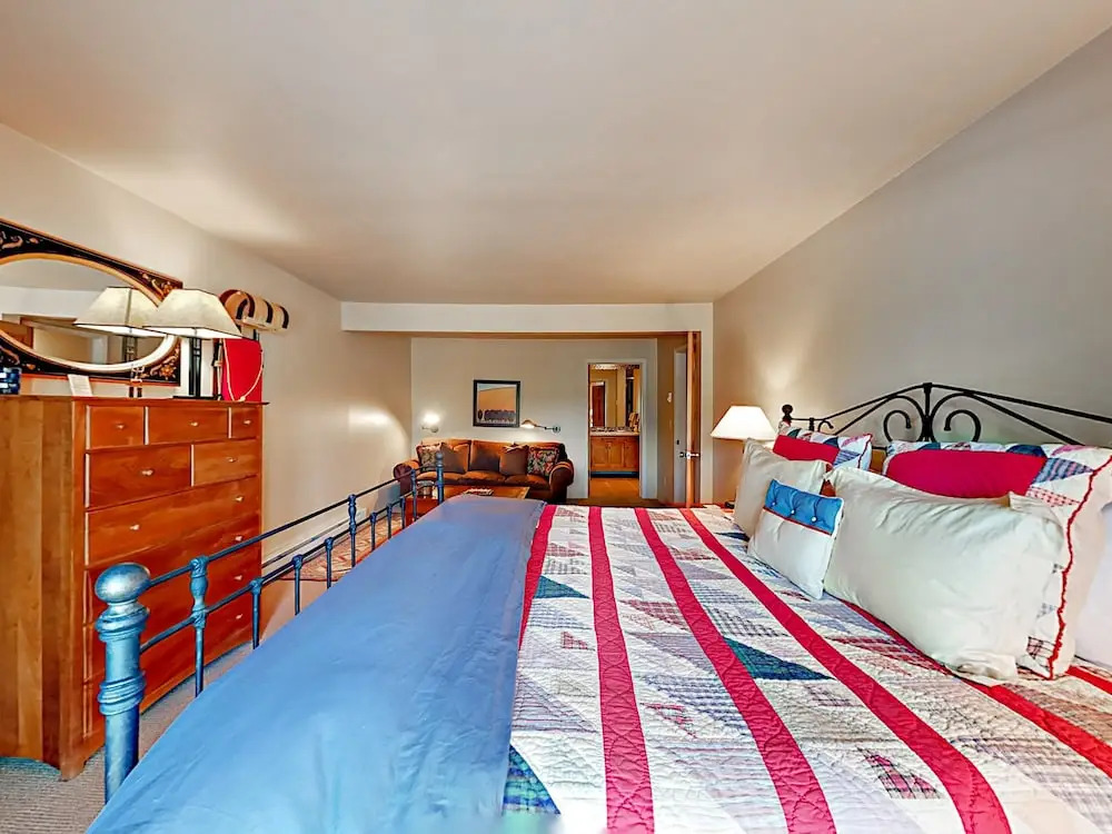 Beautiful 4br + Den W/ Hot Tub & Views - Near Slopes 4 Bedroom Home