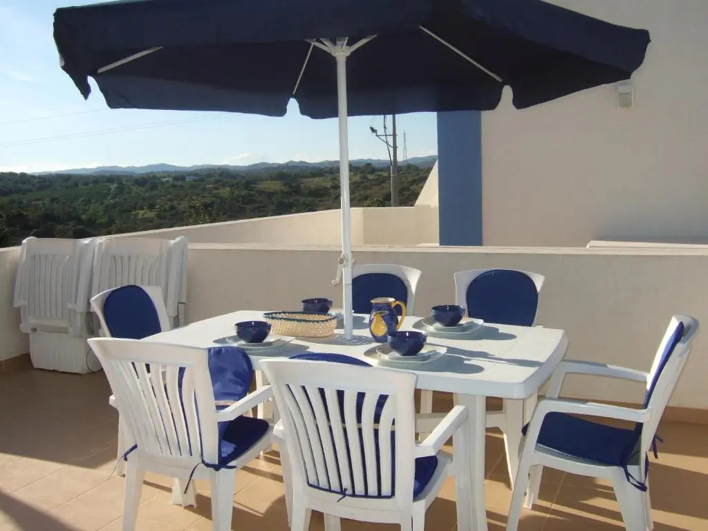 Casa Tedi, Alto do Perogil, Tavira - 3 Bedroom, 3 Bathroom villa, large Pool, exquisite Gardens & Air-conditioning