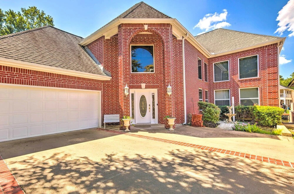 Beautiful Montgomery Home w/ Lakefront Deck!