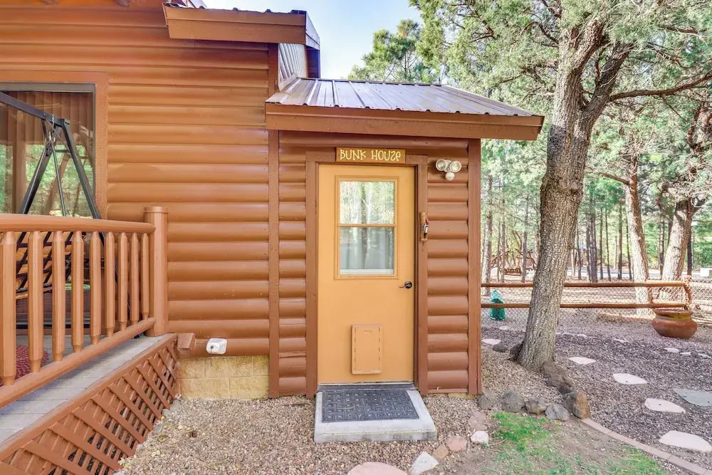 3 Mi to Fool Hollow Lake: Cozy Cabin w/ Fire Pit