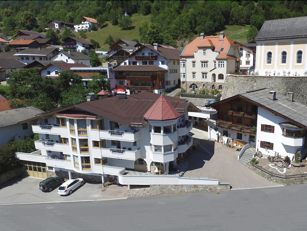 LAUDEGGHOF Ladis