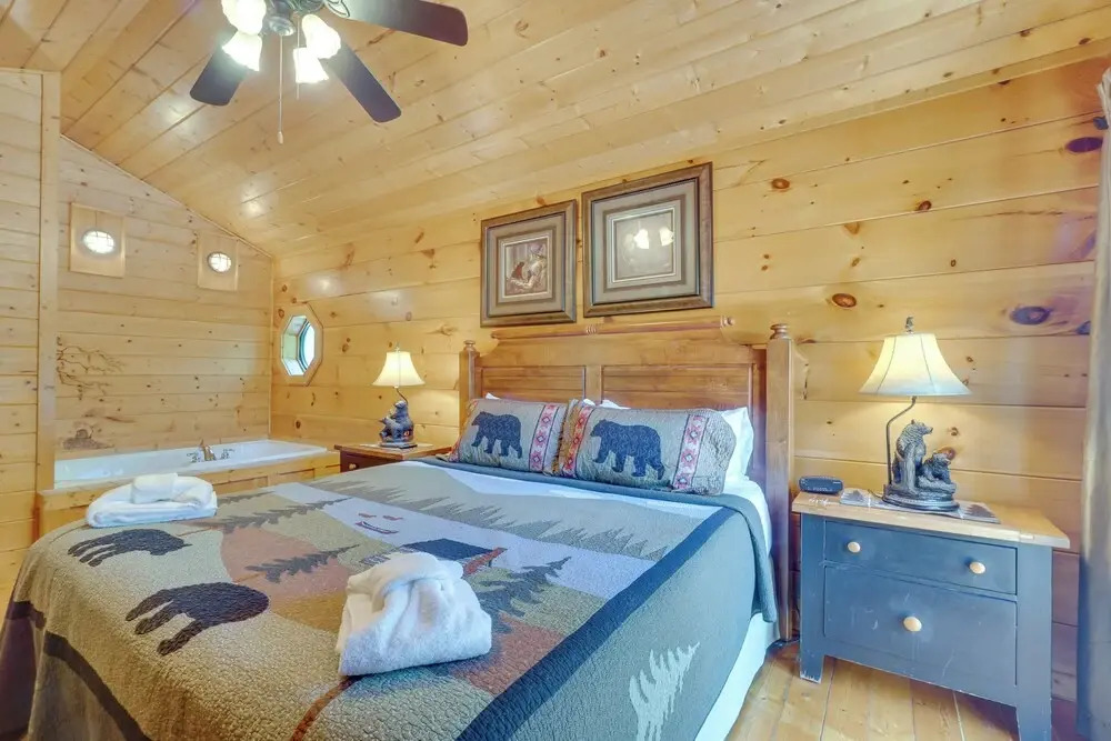 Sevierville Cabin w/ Hot Tub: 5 Mi to Pigeon Forge