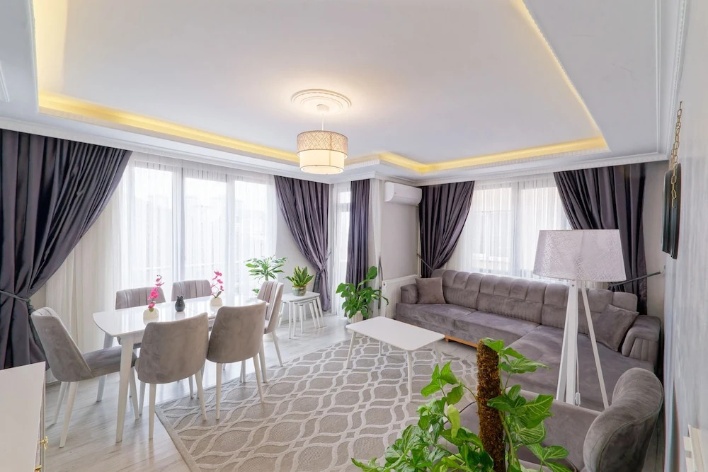 Stunning Gorgeous 2 BR near Golden Horn