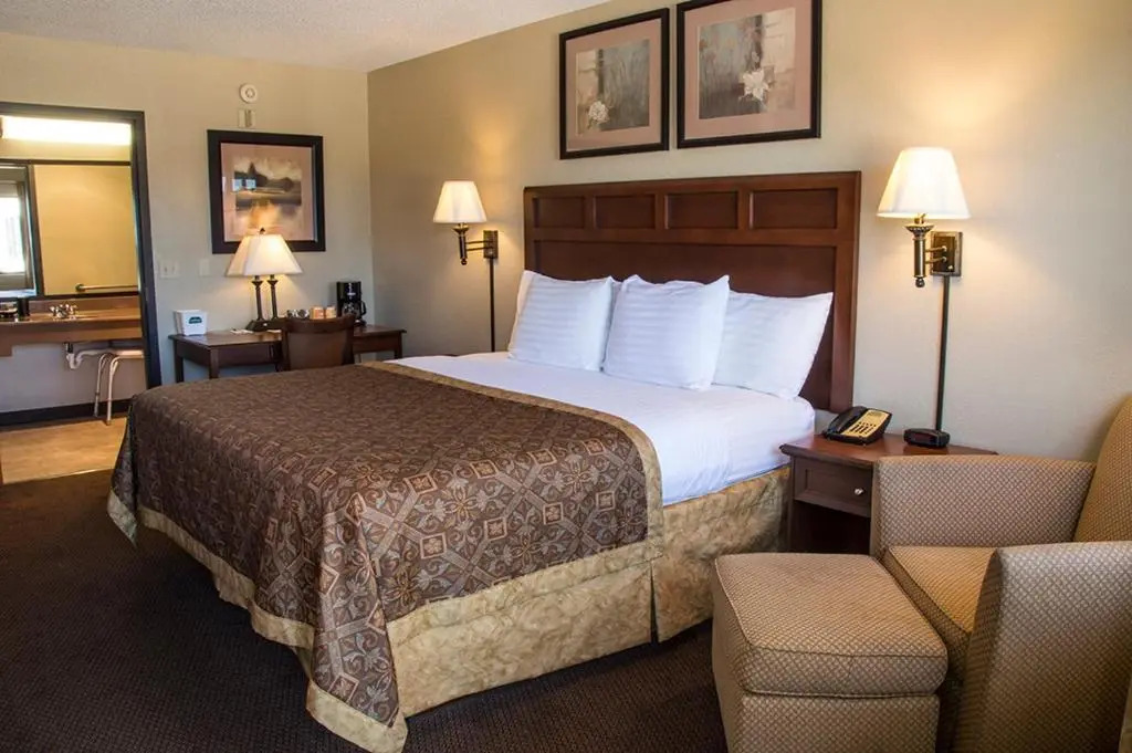 Greenlight Inn & Suites St James