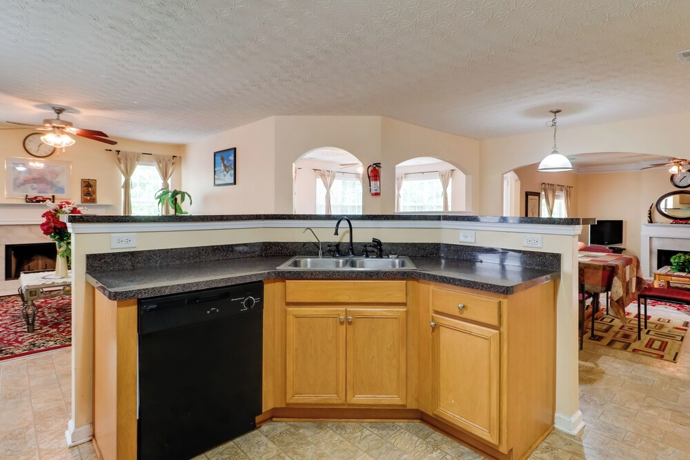 Suburban Atlanta Vacation Home - 20 Mi to Downtown