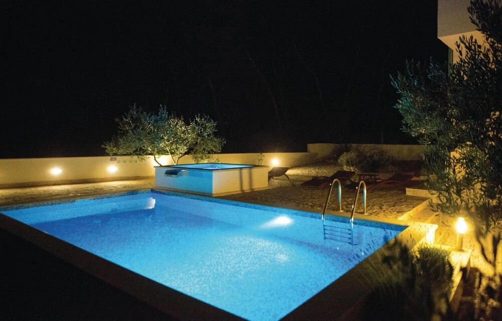Amazing Home in Sutivan with Hot Tub, WiFi & 3 Bedrooms